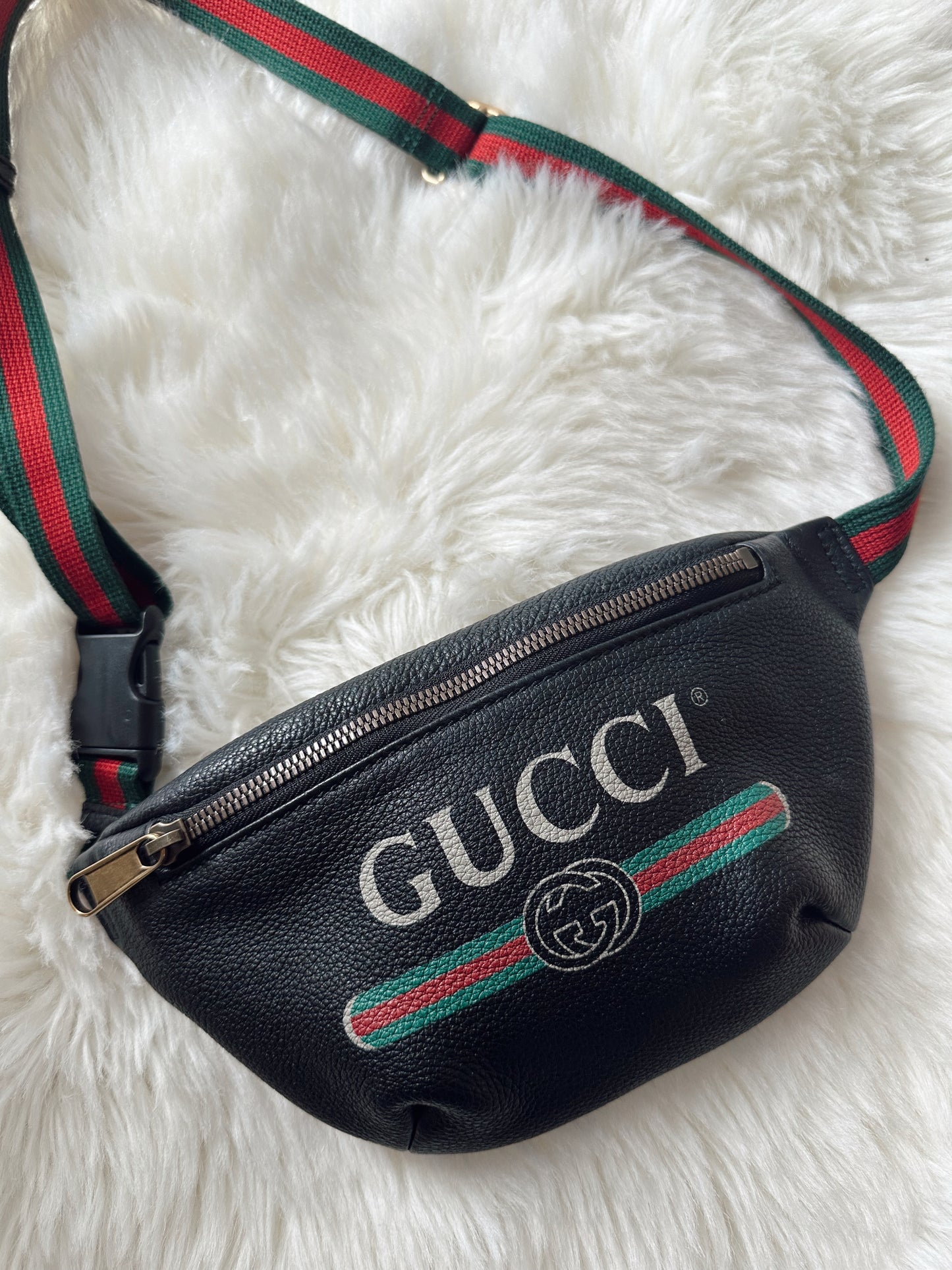 GUCCI Black Leather Logo Beltbag
