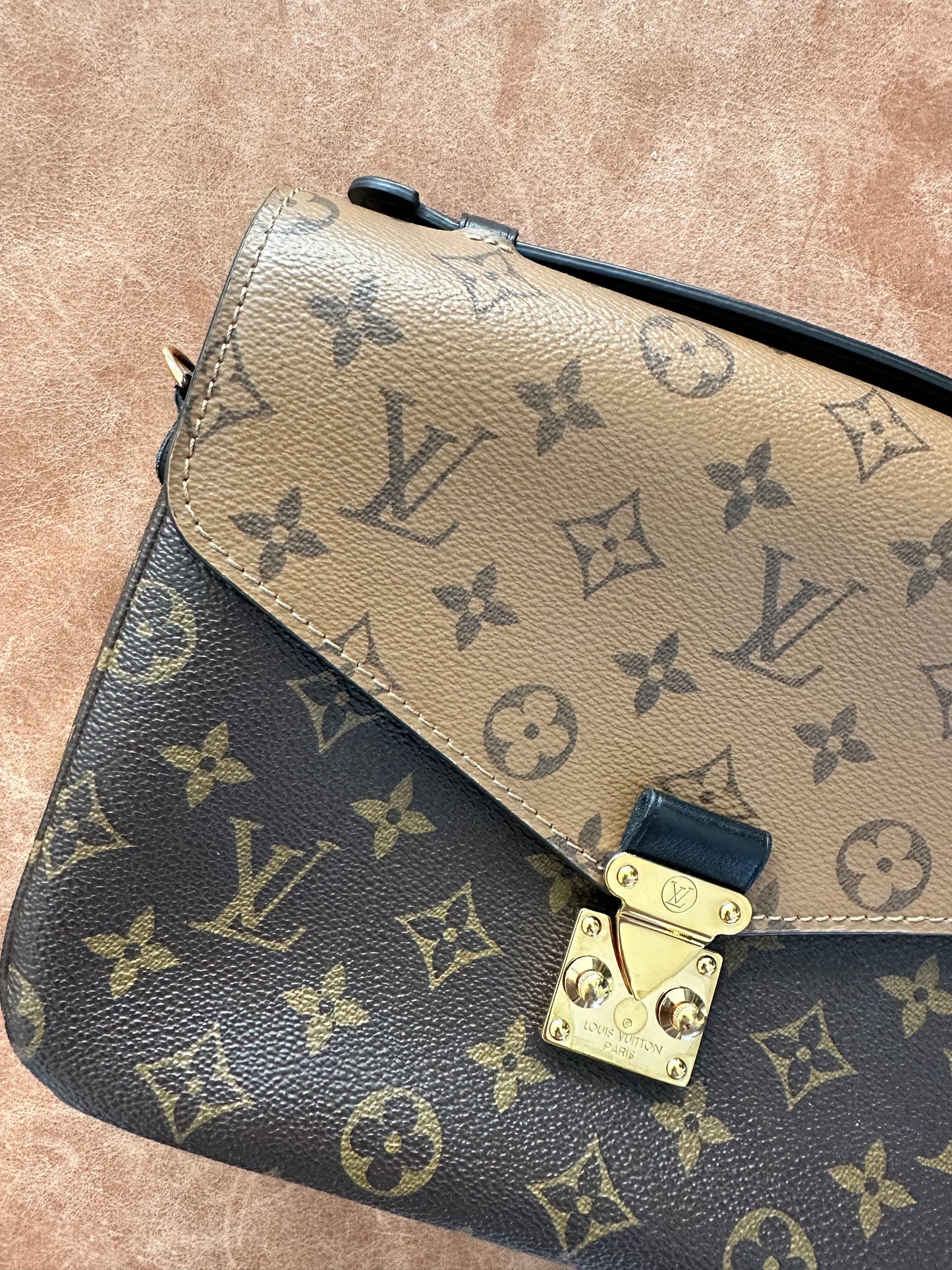 Louis Vuitton Pochette Metis Reverse