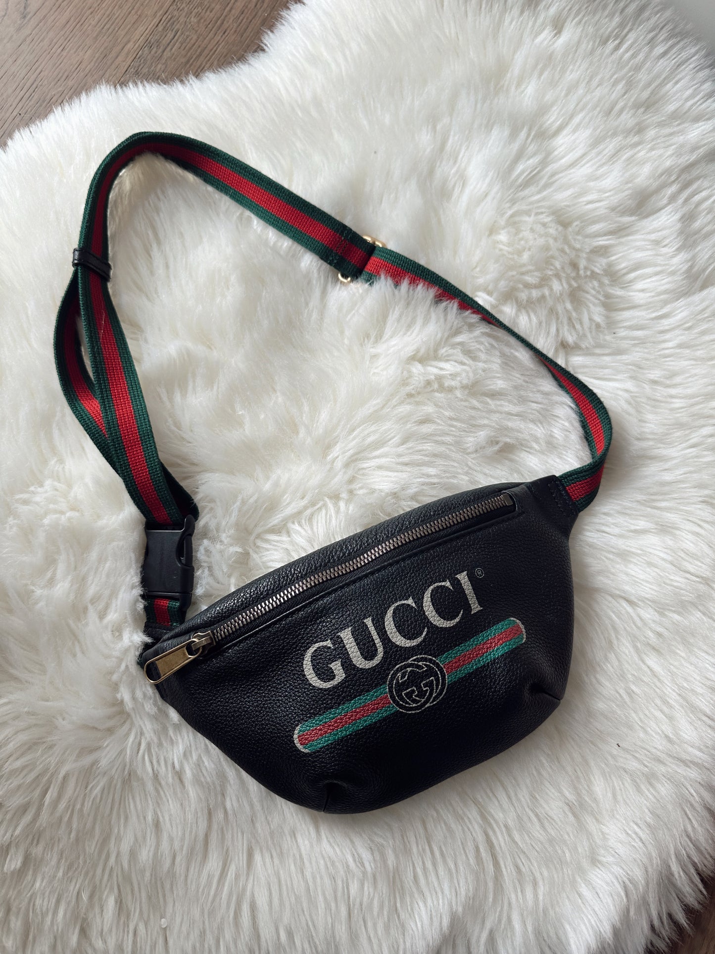 GUCCI Black Leather Logo Beltbag