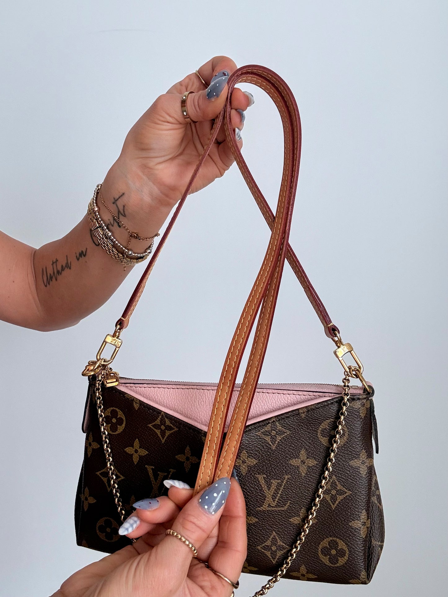 Louis Vuitton Monogram Pallas Clutch Rose Poudre