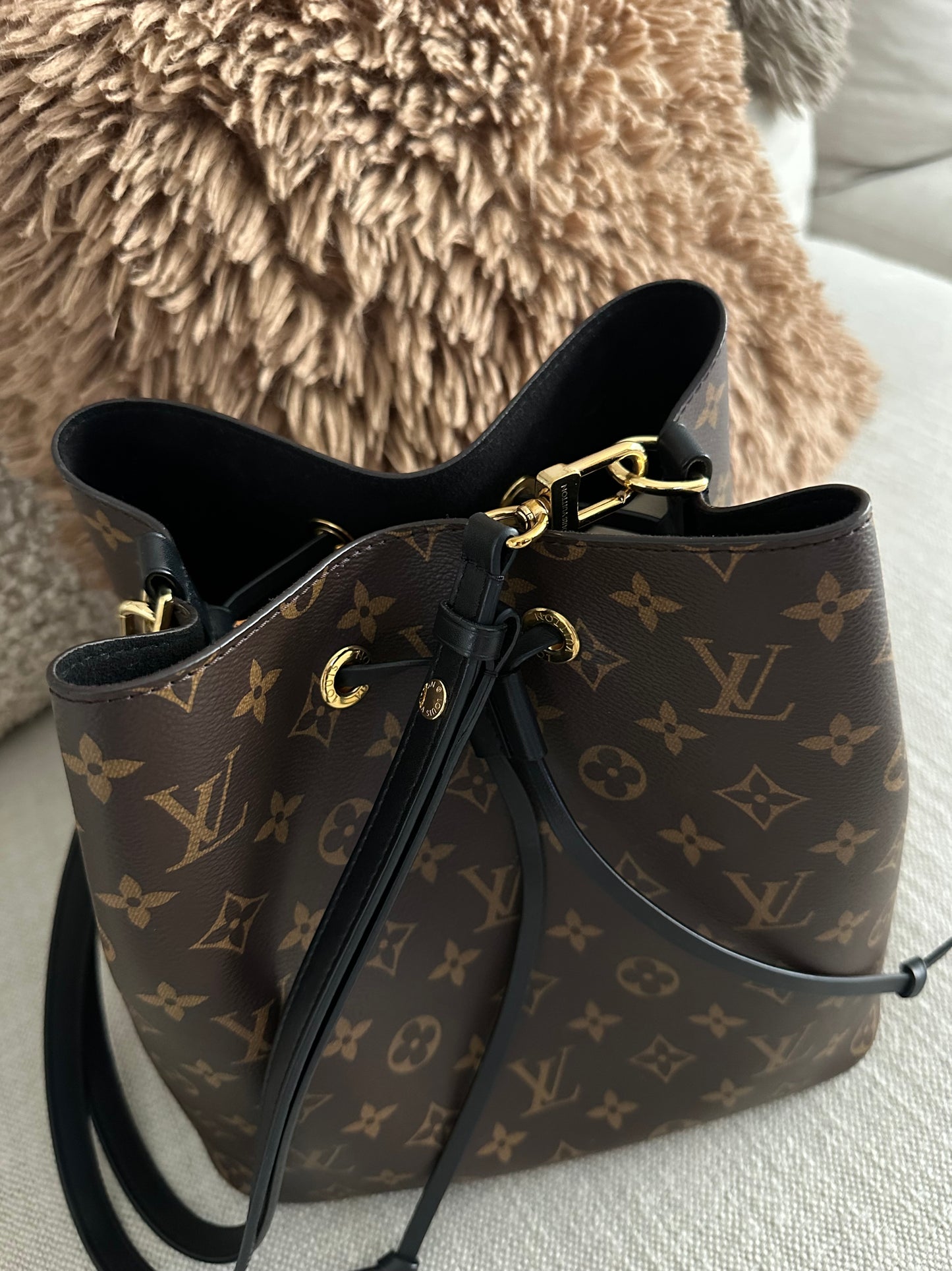 Louis Vuitton NeoNoe Monogram MM Black