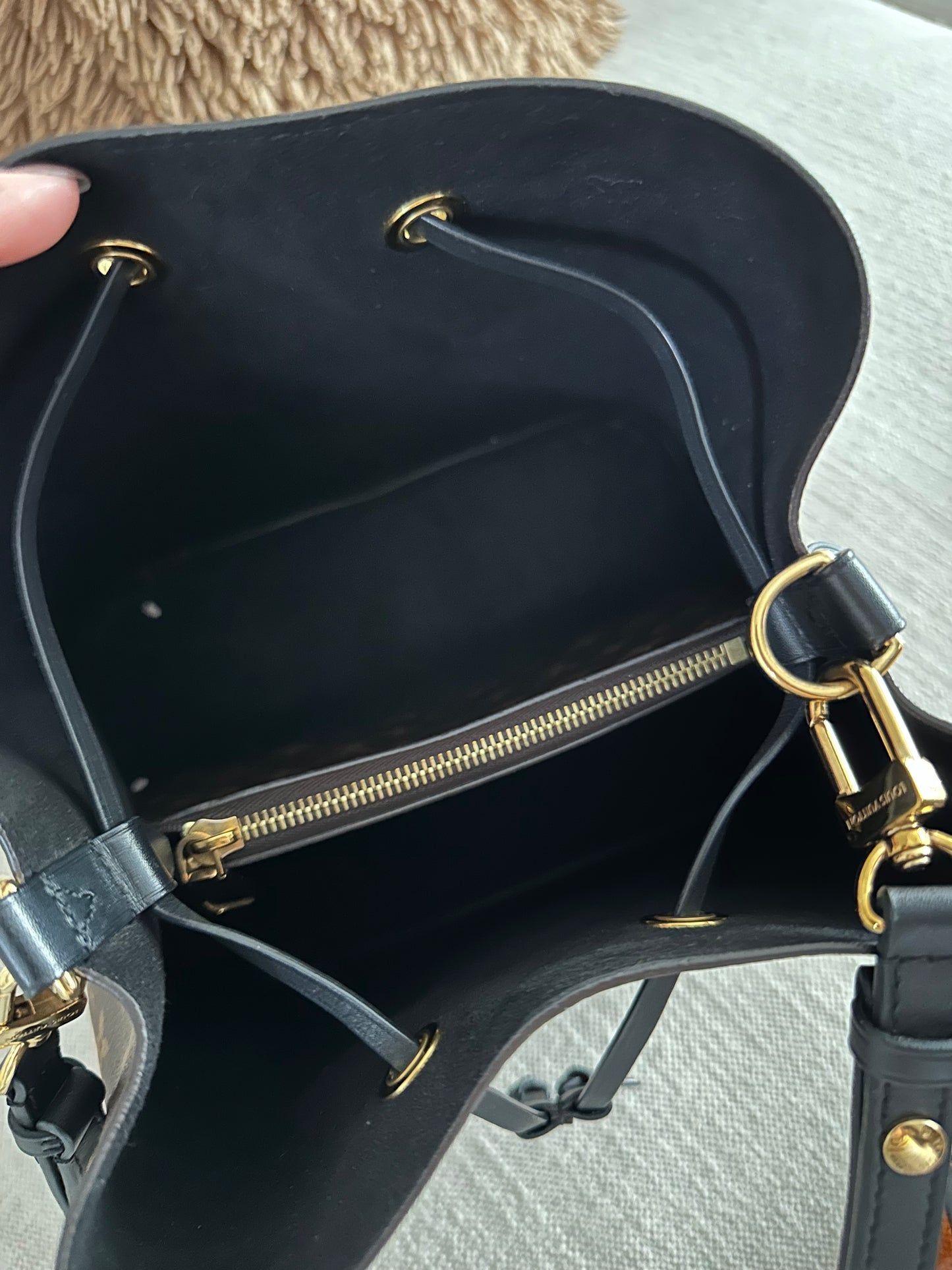 Louis Vuitton NeoNoe Monogram MM Black