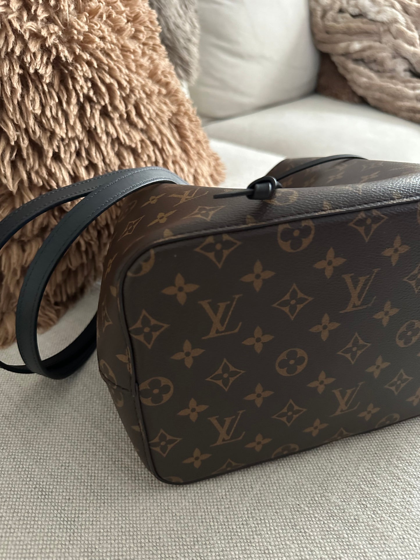 Louis Vuitton NeoNoe Monogram MM Black