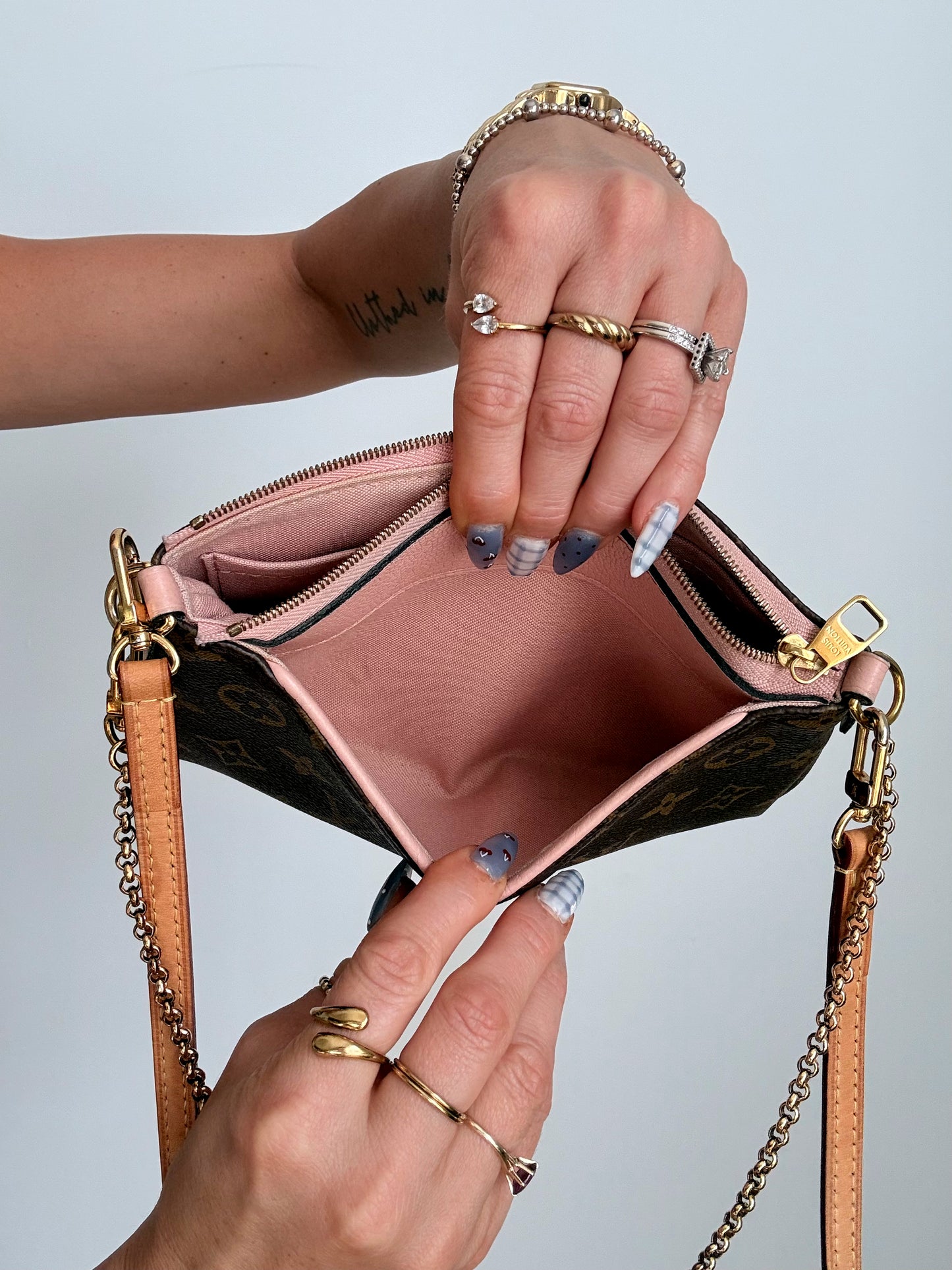 Louis Vuitton Monogram Pallas Clutch Rose Poudre