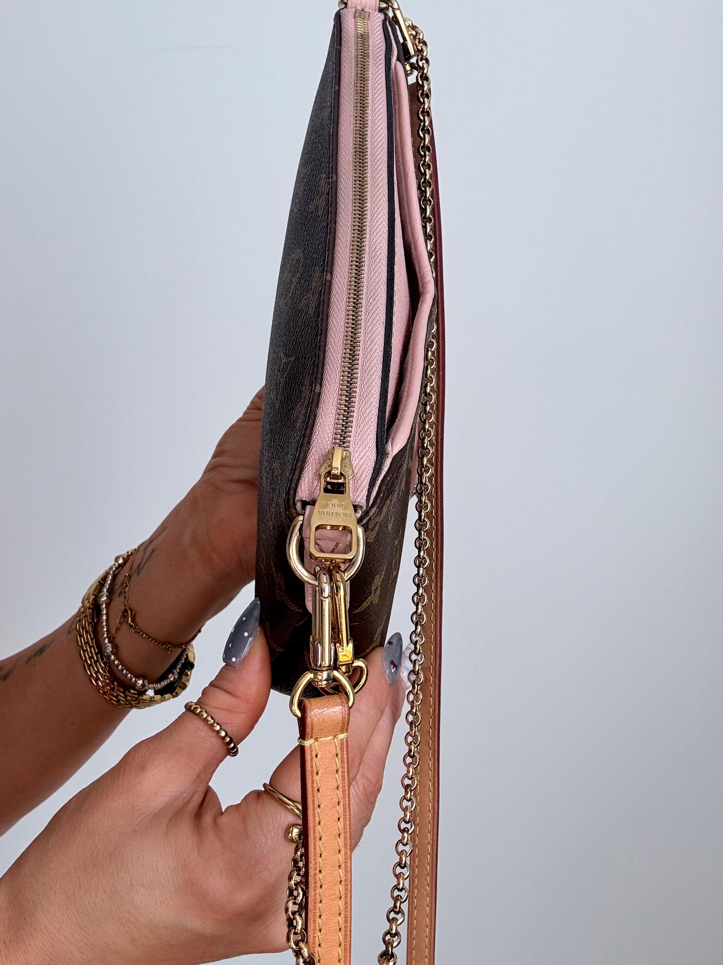 Louis Vuitton Monogram Pallas Clutch Rose Poudre