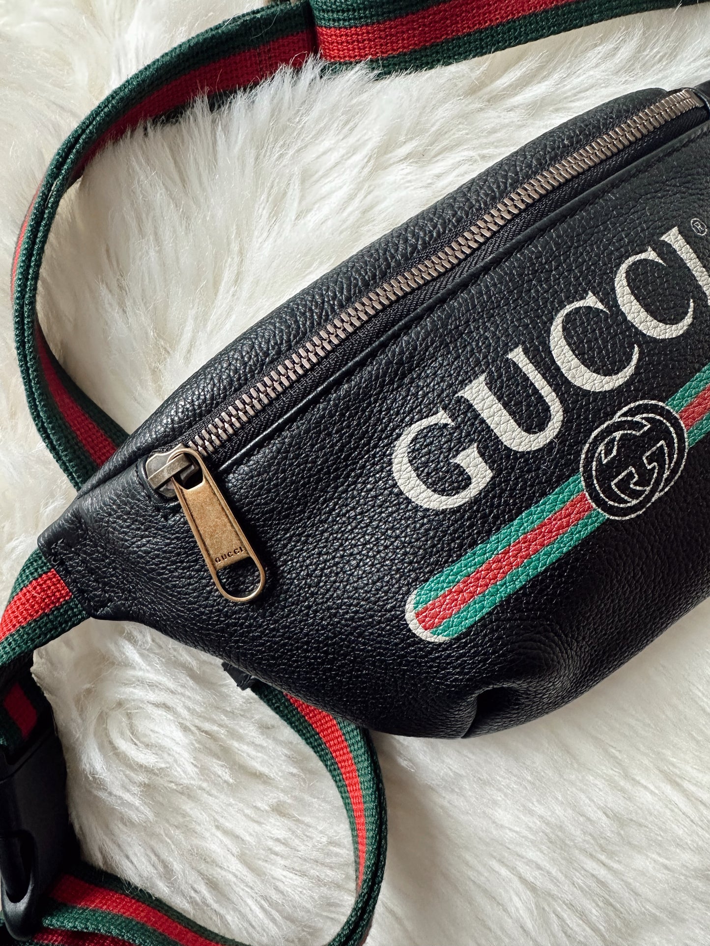 GUCCI Black Leather Logo Beltbag