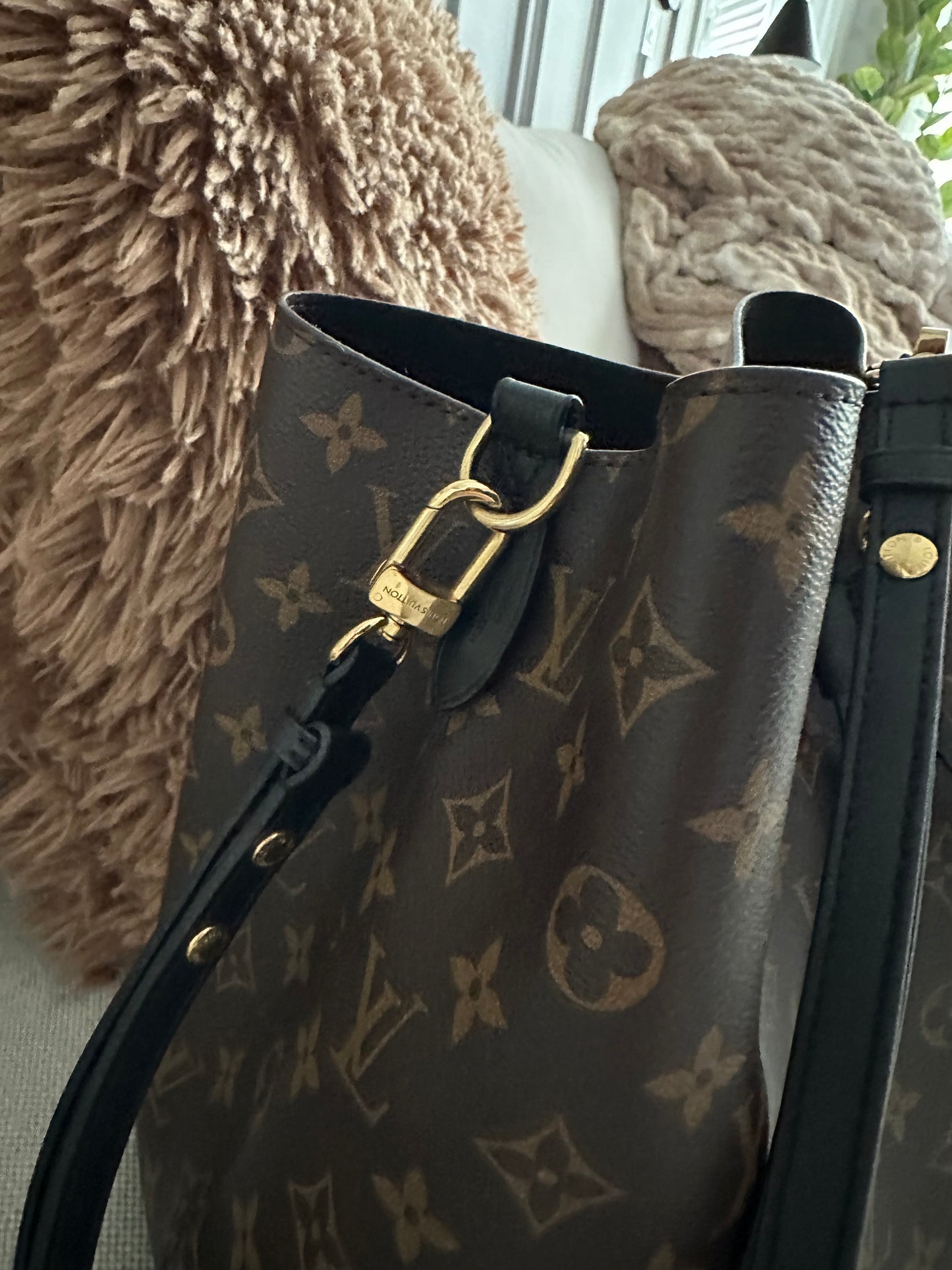 Louis Vuitton NeoNoe Monogram MM Black