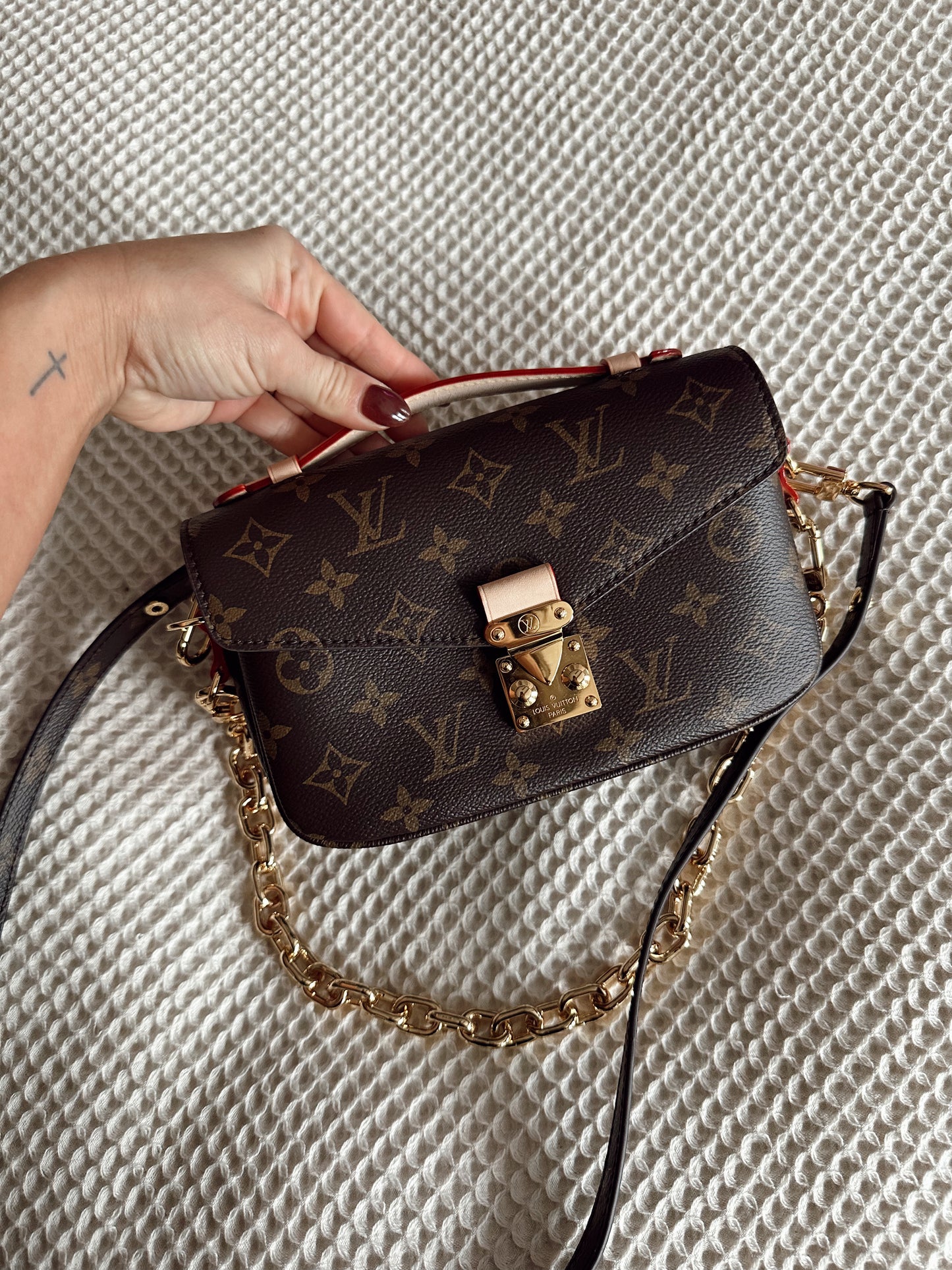 Louis Vuitton Pochette Metis East West