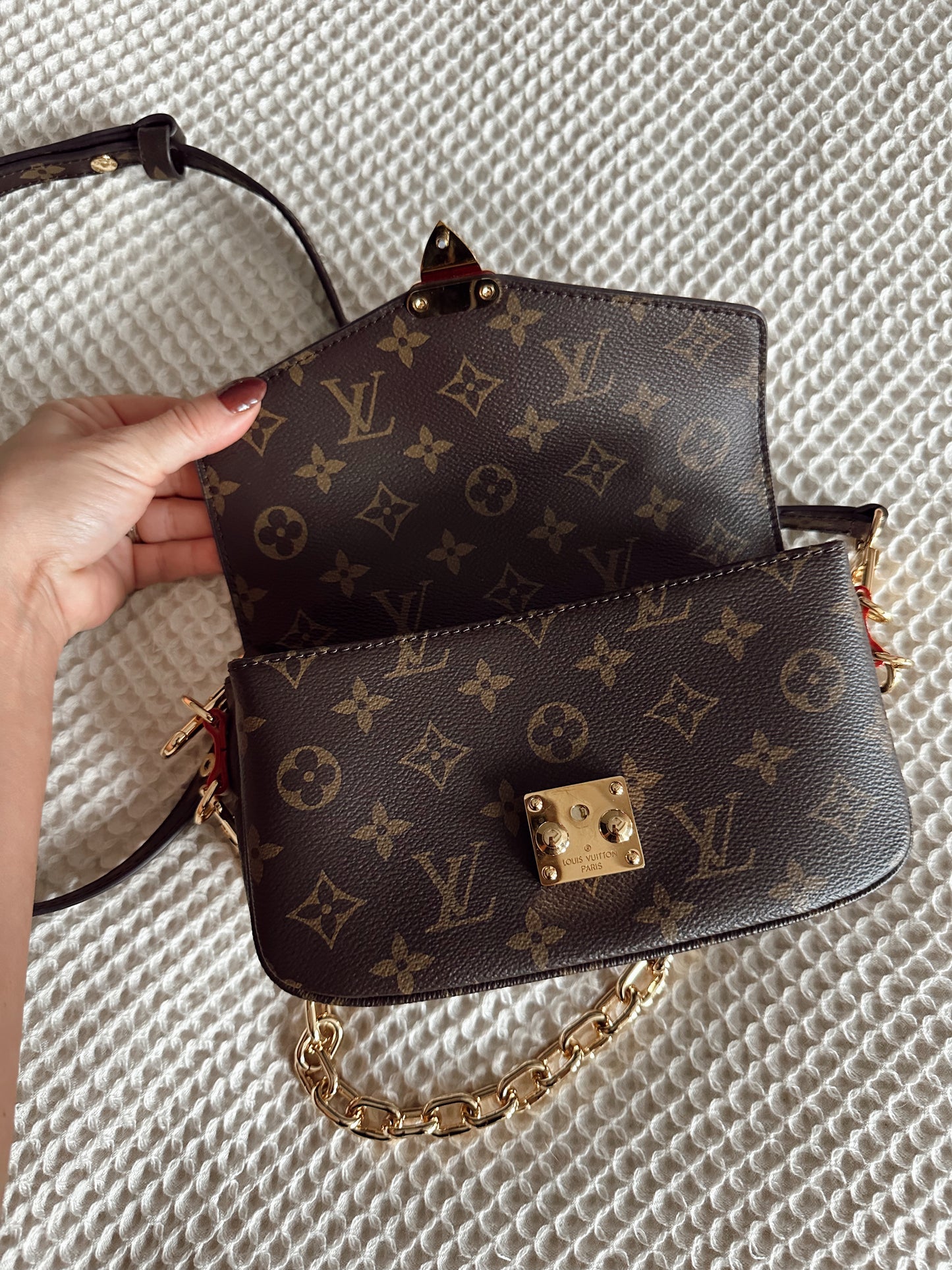 Louis Vuitton Pochette Metis East West