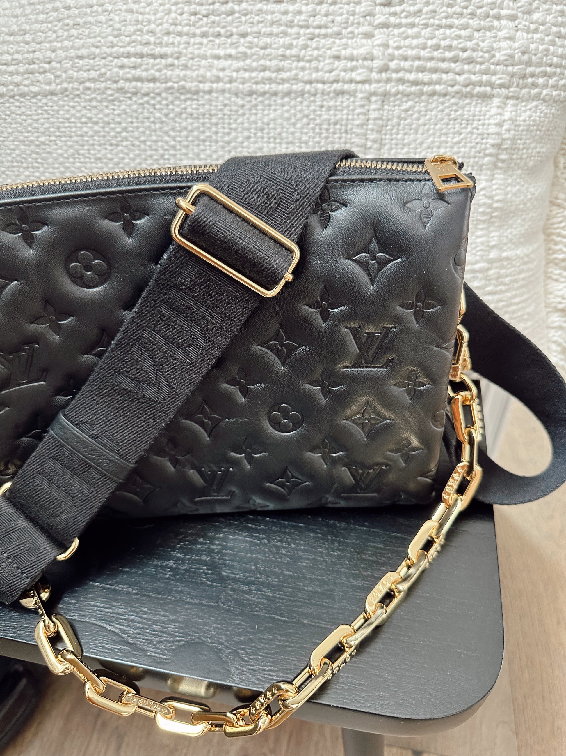 Coussin leather handbag Louis Vuitton Black in Leather - 25278751