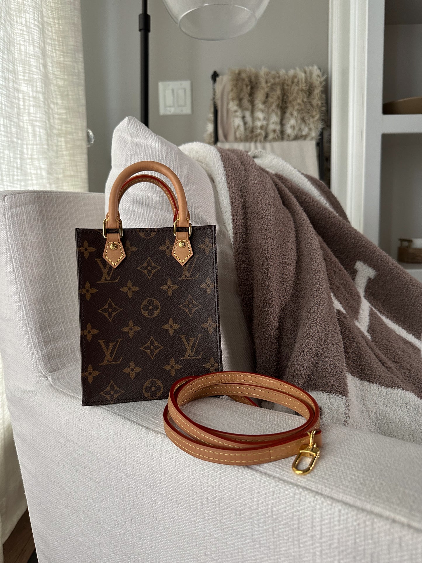 Louis Vuitton Petit Sac Plat Monogram