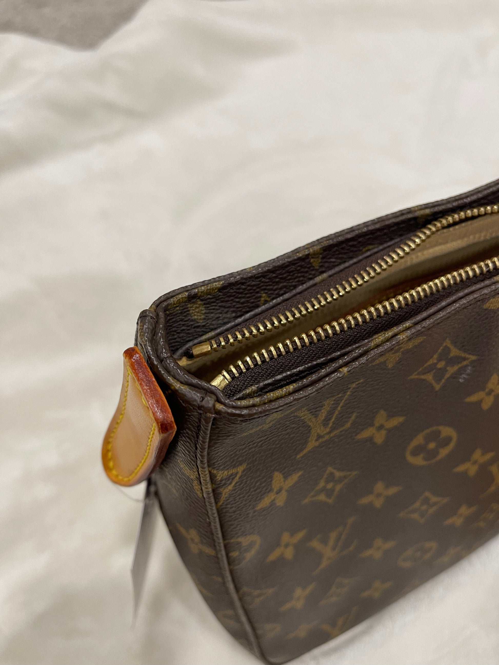 Louis Vuitton Looping MM – thedesignercouple