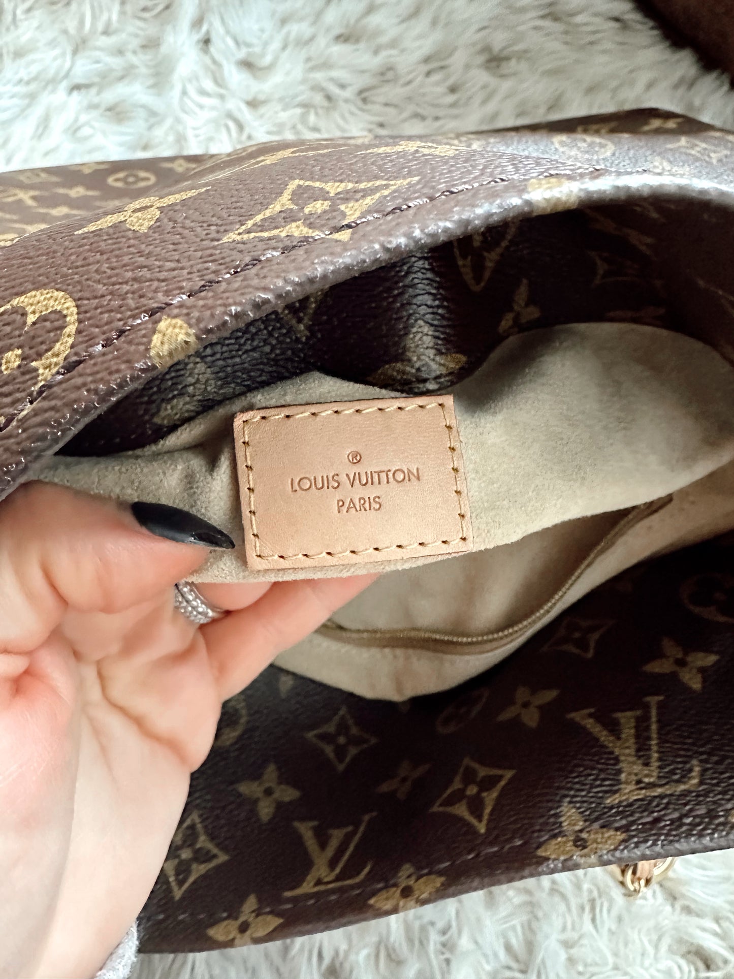 Louis Vuitton Artsy Monogram